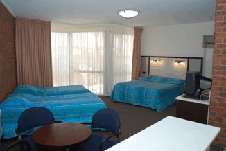 Lakes Central Hotel - Tourism Noosa 1