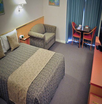 The Waverley International Hotel - Tourism Noosa 1