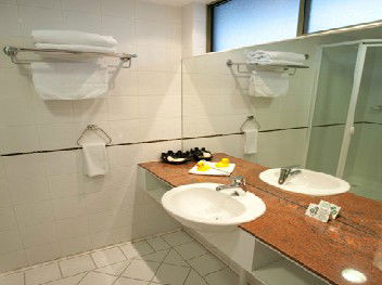 The Waverley International Hotel - Tourism Noosa 2