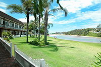 Clan Lakeside Lodge - Tourism Noosa 3