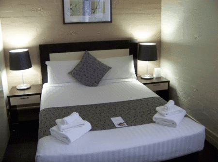Aarons Hotel - Tourism Noosa 1