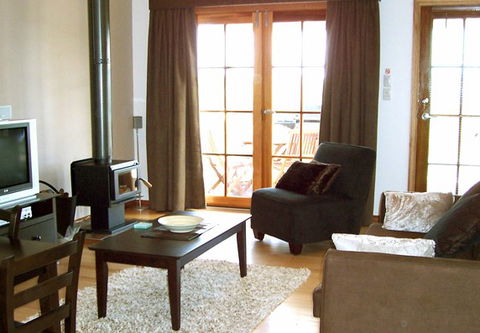 McLaren Ridge 3 - McLaren Ridge Log Cabins - Tourism Noosa 4