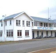 Spring Bay Hotel - Tourism Noosa