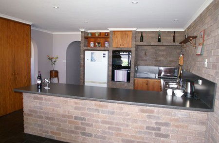 Three Hut Point Waterfront Accommodation - Tourism Noosa 2