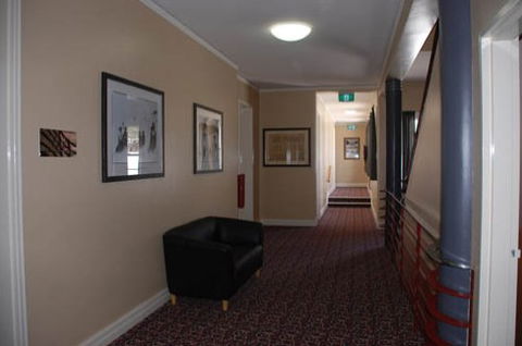 Alpine Hotel - Tourism Noosa 0