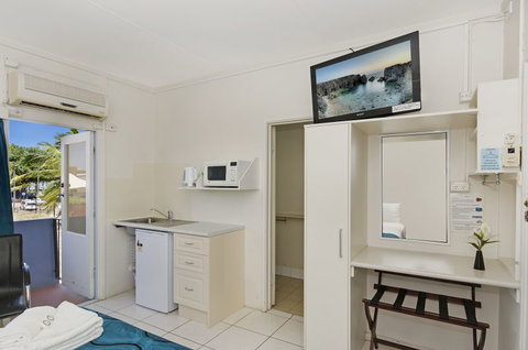 Strand Motel - Tourism Noosa 4