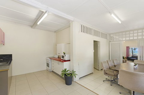 Strand Motel - Tourism Noosa 7