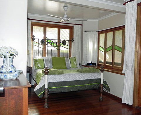 Airlie Waterfront Bed And Breakfast - Tourism Noosa 2