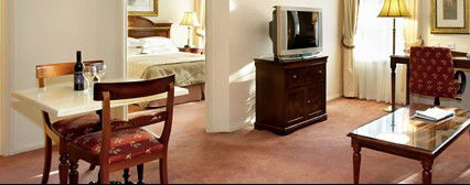 Canterbury International Hotel - Tourism Noosa 1