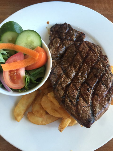 Friendly Inn Hotel - Tourism Noosa 0