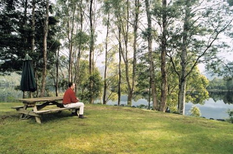 Tullah Lakeside Chalet - Tourism Noosa 0