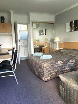 White Manor Motel - Tourism Noosa 4