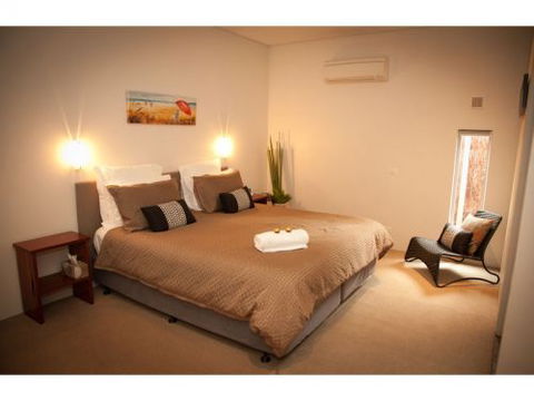 Hanover Bay Studio Apartments - Tourism Noosa 0