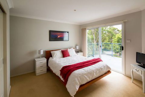 The Lake Limo - Tourism Noosa 0