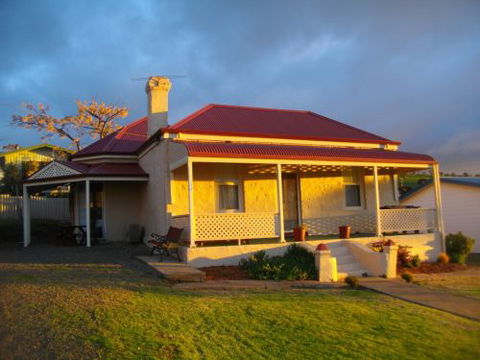 Charlie Bates Cottage - Tourism Noosa 0