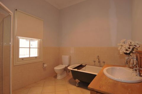 Charlie Bates Cottage - Tourism Noosa 5
