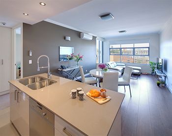 Zara Tower - Luxury Suites And Apartments - Tourism Noosa 2