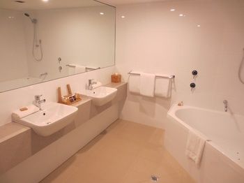 Dingley International Hotel - Tourism Noosa 8