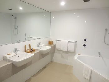 Dingley International Hotel - Tourism Noosa 9