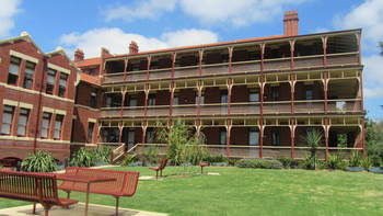 Yarra House Campus Summer Stays - Tourism Noosa 10