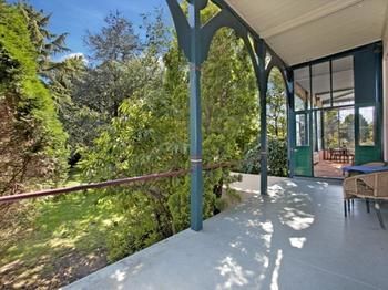 The Victoria & Albert Guesthouse - Tourism Noosa 1