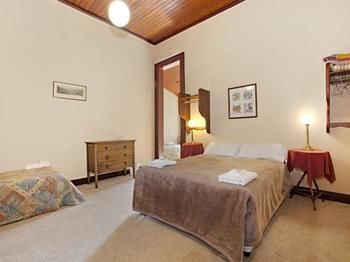The Victoria & Albert Guesthouse - Tourism Noosa 3