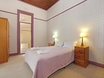The Victoria & Albert Guesthouse - Tourism Noosa 4