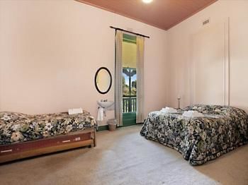 The Victoria & Albert Guesthouse - Tourism Noosa 6