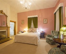 Racecourse Inn - The - Tourism Noosa 3