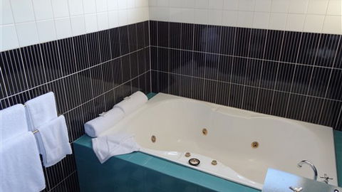 Hermitage Motor Inn - Tourism Noosa 5