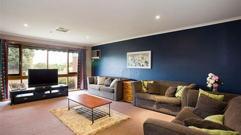 Raydon Court - Tourism Noosa 0