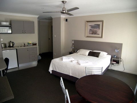 Aston Hill Motor Lodge - Tourism Noosa 0