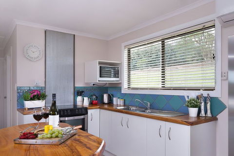 Jacaranda Cottages - Tourism Noosa 8