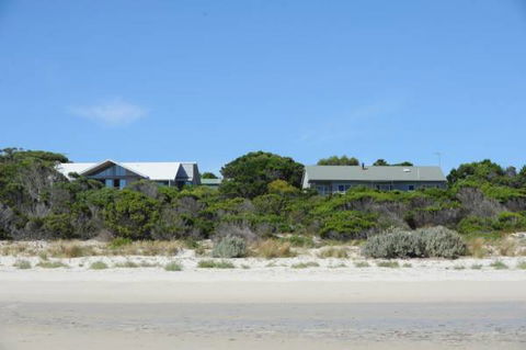 Island Beach Escape - Beachcomber - Tourism Noosa 1