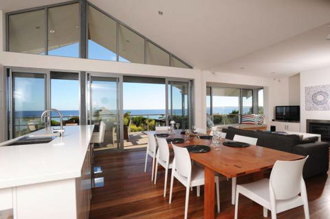 Island Beach Escape - Beachcomber - Tourism Noosa 0