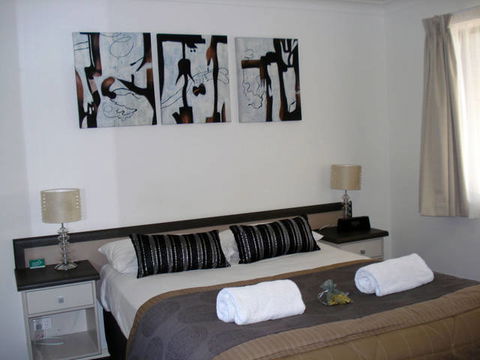 Oakey Motor Inn - Tourism Noosa 3