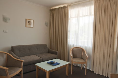 Taft Motor Inn - Tourism Noosa 0