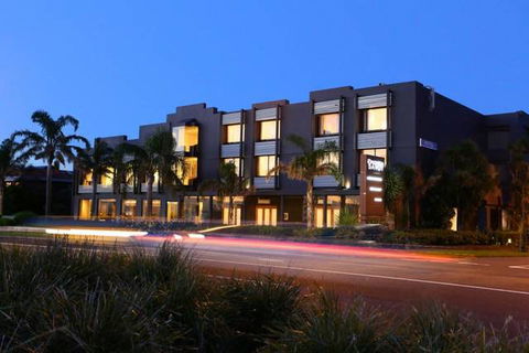 The Brighton Savoy Hotel - Tourism Noosa 0