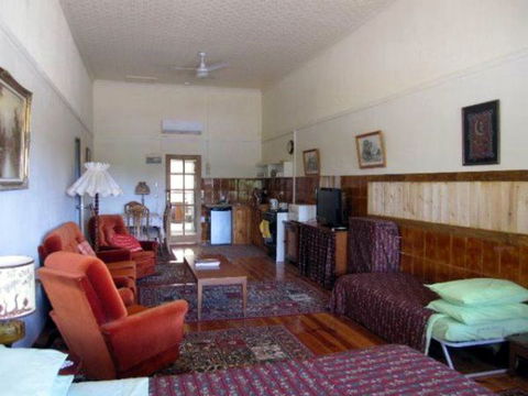 Carmines Antiques And Accommodation - Tourism Noosa 1