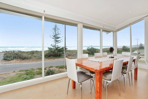 Willows - Tourism Noosa 0