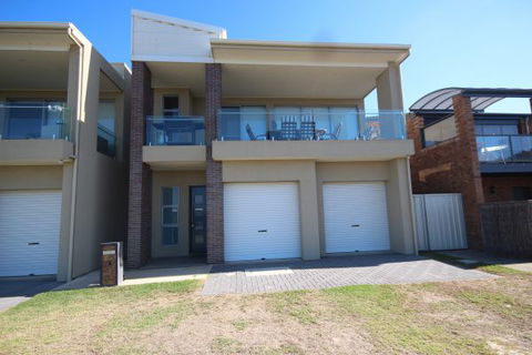 LJ Hooker Goolwa Holiday Rentals - 42 Underwood Avenue, Goolwa Beach - Tourism Noosa 3