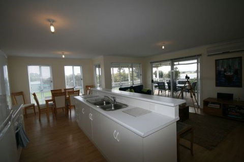LJ Hooker Goolwa Holiday Rentals - 42 Underwood Avenue, Goolwa Beach - Tourism Noosa 5