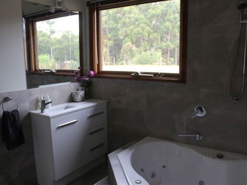 Eagle's Roost Farmstay B&B - Tourism Noosa 2