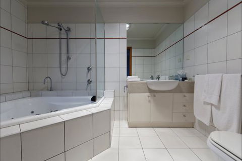 Eugenie's Luxury Accommodation - Tourism Noosa 4