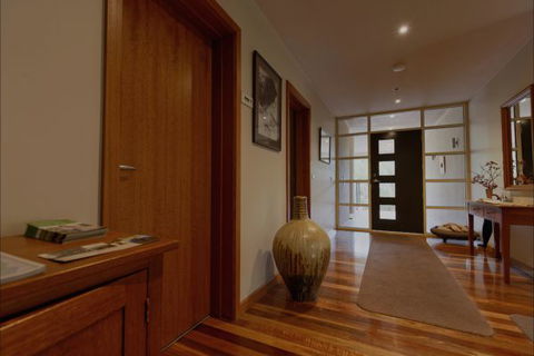 Eugenie's Luxury Accommodation - Tourism Noosa 9