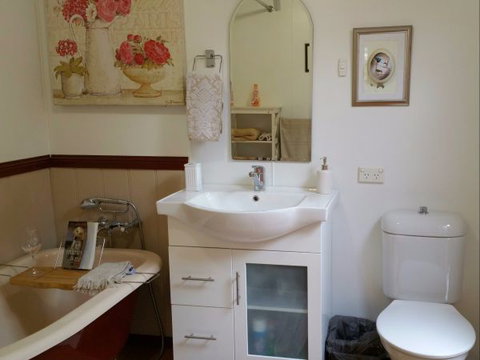 Must Love Dogs B&B And Self-Contained Cottage - Tourism Noosa 5