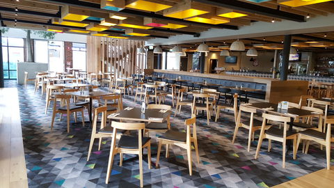 Highlander Hotel Bar Kitchen Rooftop - Tourism Noosa 6