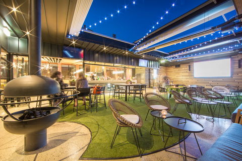Highlander Hotel Bar Kitchen Rooftop - Tourism Noosa 7