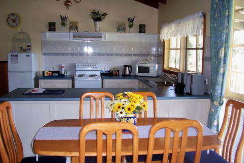 Sunflower Cottage - Tourism Noosa 1