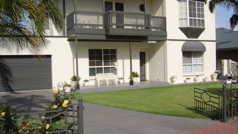 Glenelg Sea-Breeze B&B - Tourism Noosa 0